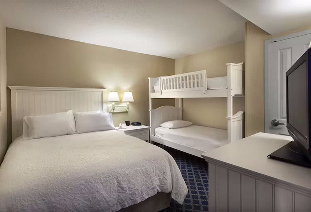 Hampton Inn & Suites Myrtle Beach Oceanfront - photo 11