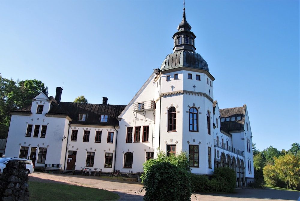 Hellidens Slott - carbon neutral hotel in Tidaholm