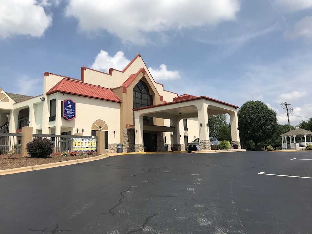 Carolina Inn & Suites of Lake Norman - photo 20