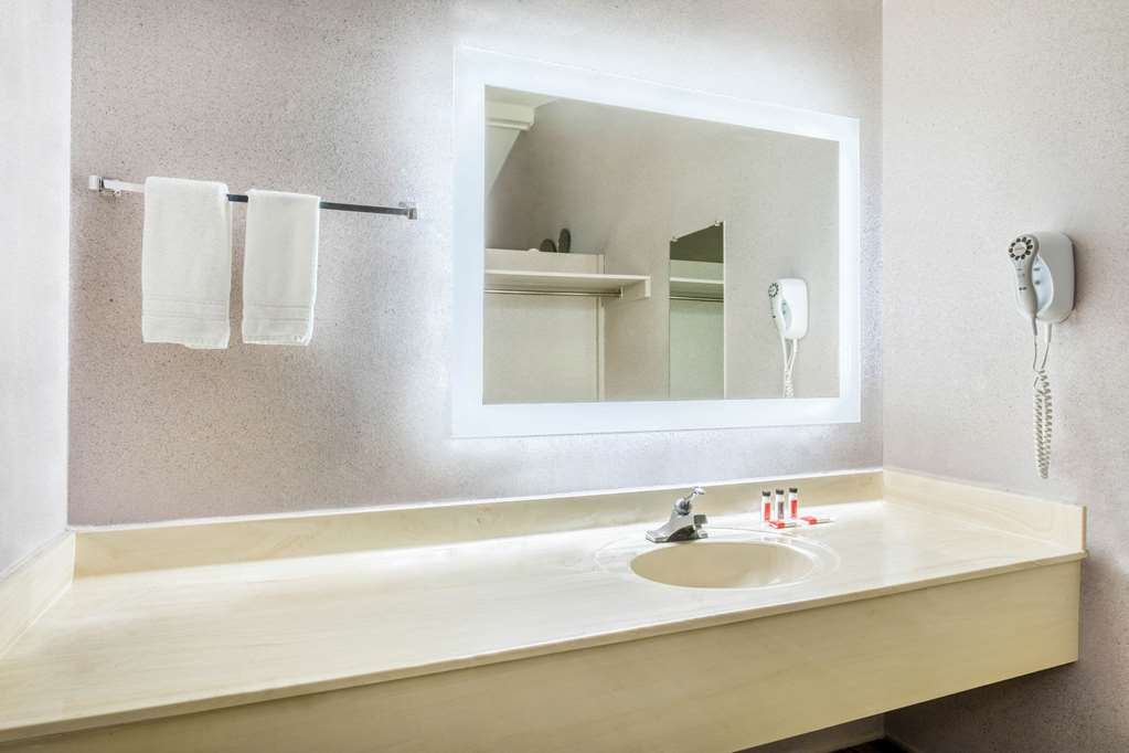 Howard Johnson by Wyndham Phoenix Airport Downtown Area - photo 12