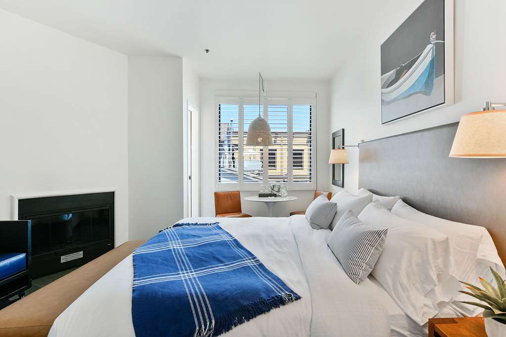 Waters Edge Hotel - photo 32