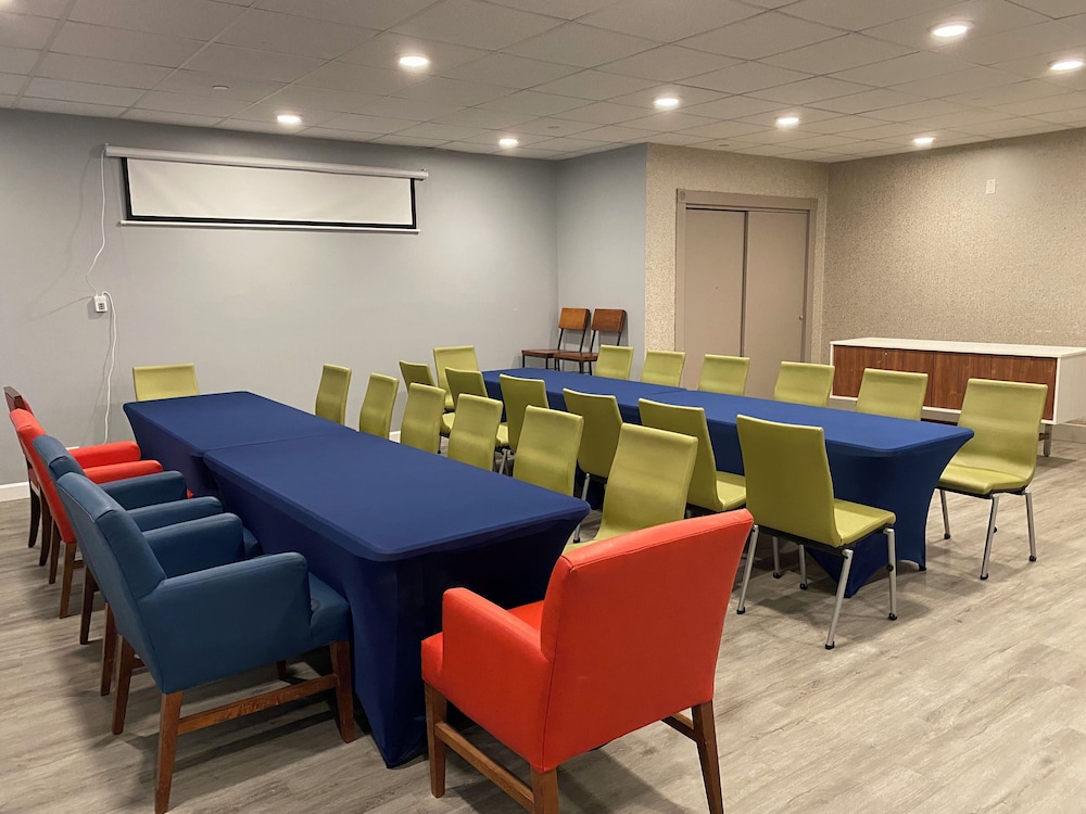 Holiday Inn Express Metropolis - photo 63