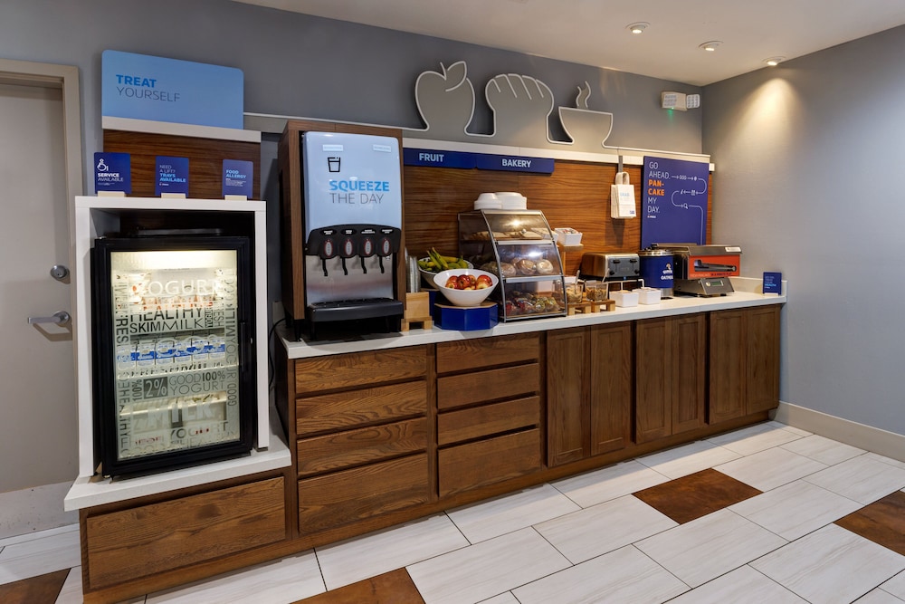 Holiday Inn Express & Suites Shelbyville Indianapolis by IHG - photo 46