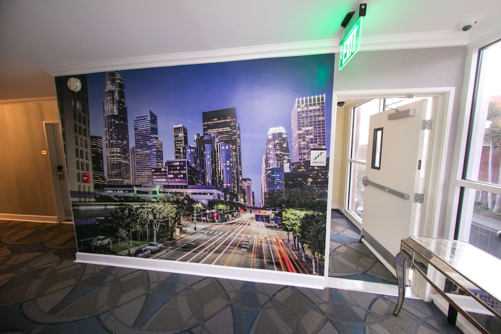 Metropolitan Inn & Suites - photo 36