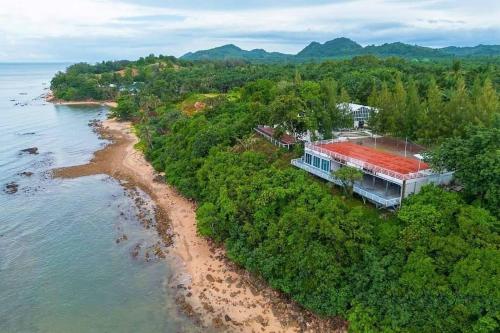 ภูผาหน้าเล Phupha Nalay Cafe'n Camping — 5-Star Luxury Hotel in Chumphon, Thailand