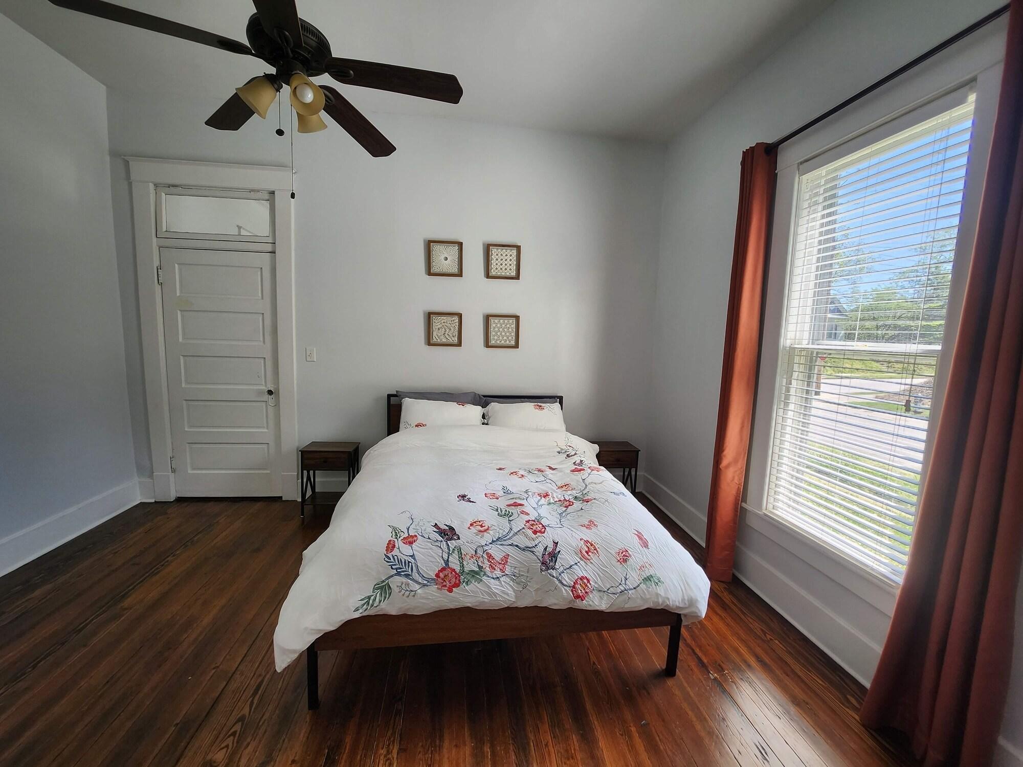 Overton Square Spacious & Central - carbon neutral hotel in Memphis