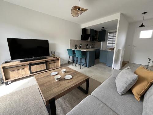 Charmant T2 Renove Avec Balcon Proche Plage Et Commerces in Ares, France