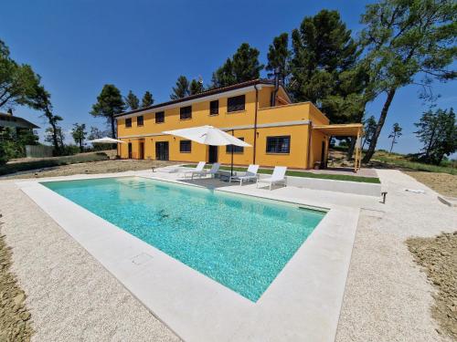 Casale Medi Nuove ed eleganti case con giardino vista e piscina condivisa — 4-Star Luxury Hotel in Belvedere Ostrense, Italy