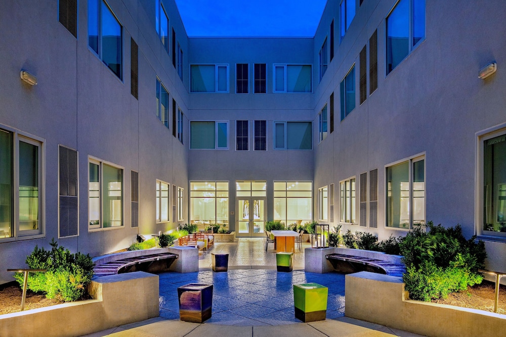 Element Hampton Peninsula Town Center - photo 47