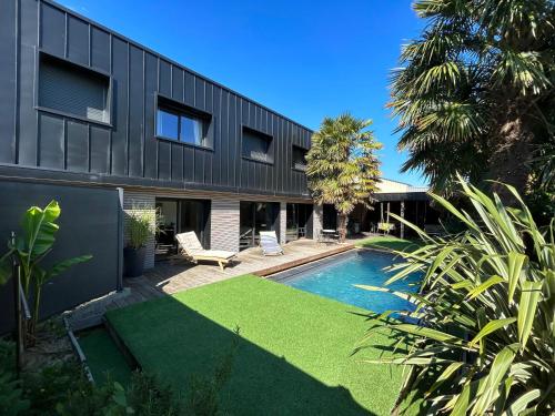 Le Loft Black Wood Piscine Prive Et Grande Terrasse A 20 Min De Rennes — Pace