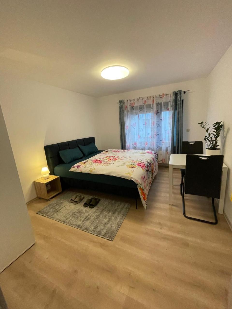 Luis Zimmer Wohnung Rüsselsheim O1 — hotel in Hassloch