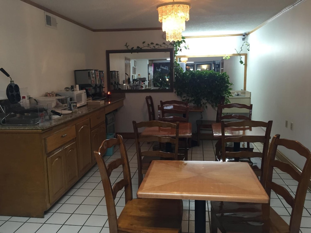 Econo Lodge Calhoun North Damascus - photo 27
