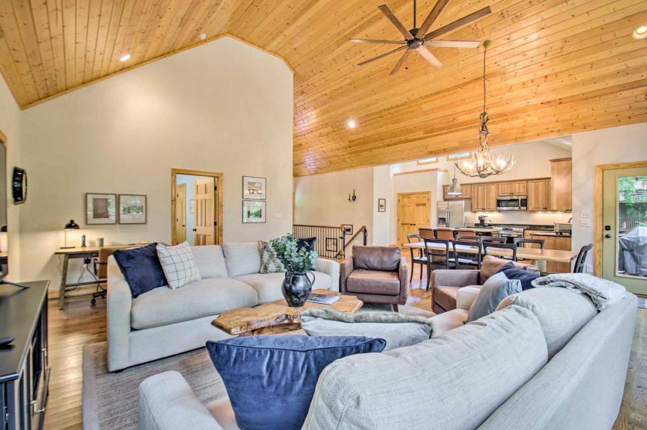 Luxe Wintergreen Resort Escape with Hot Tub - photo 7