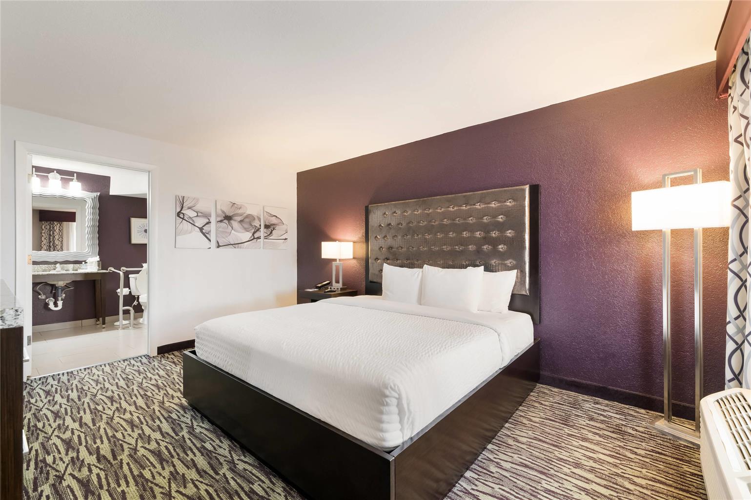 Clarion Inn & Suites Across From Universal Orlando Resort - photo 6