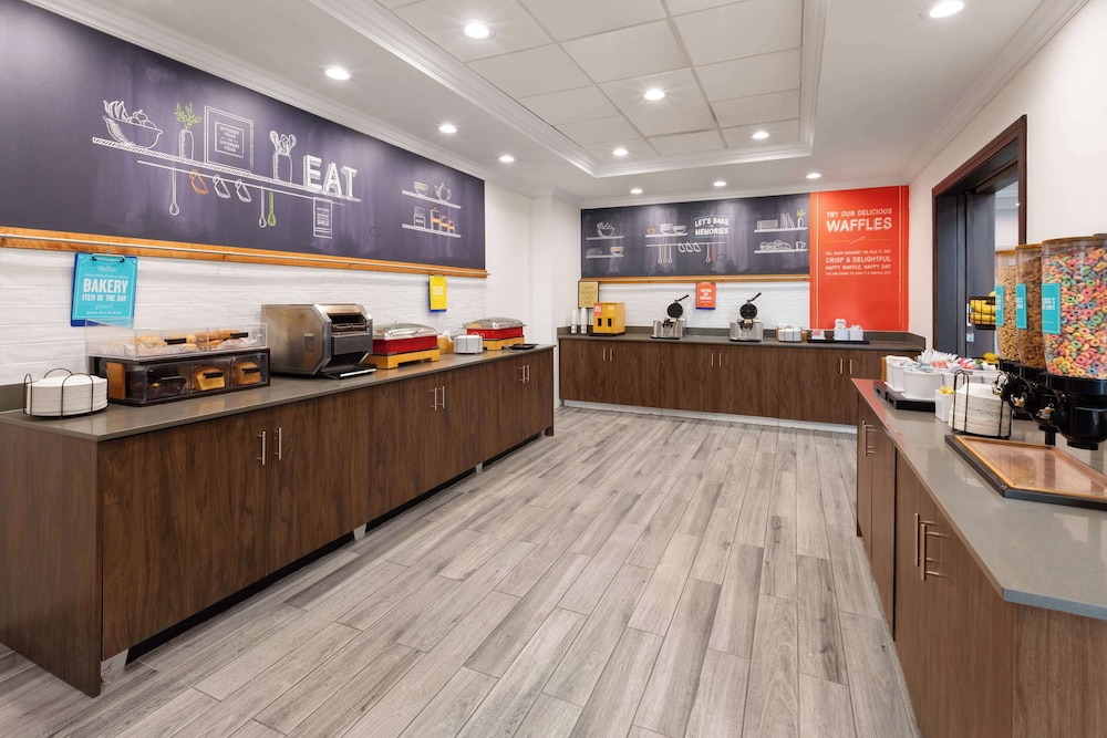 Hampton Inn & Suites Saginaw - photo 33