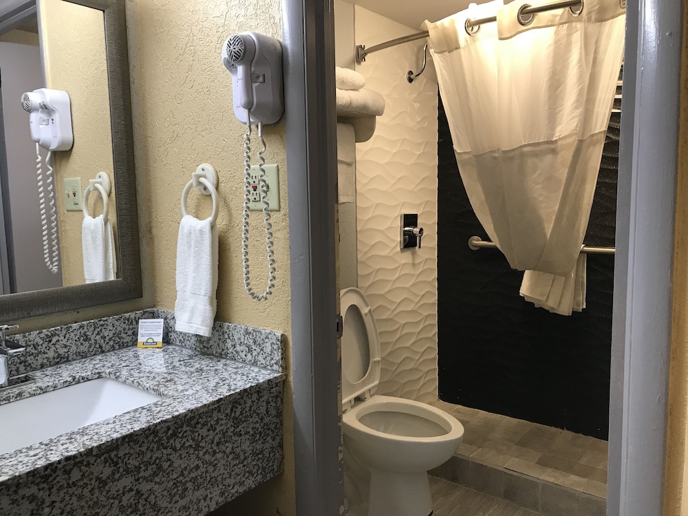 Days Inn by Wyndham Durham Near Duke University - photo 32