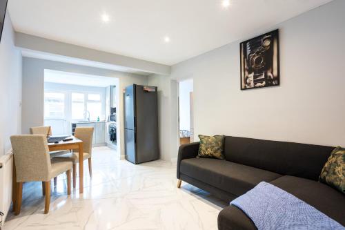 Amazing 3 bedroom 2 bathroom ground floor flat with garden near train Station and bus stop — 4-Star Luxury Hotel in London, United Kingdom