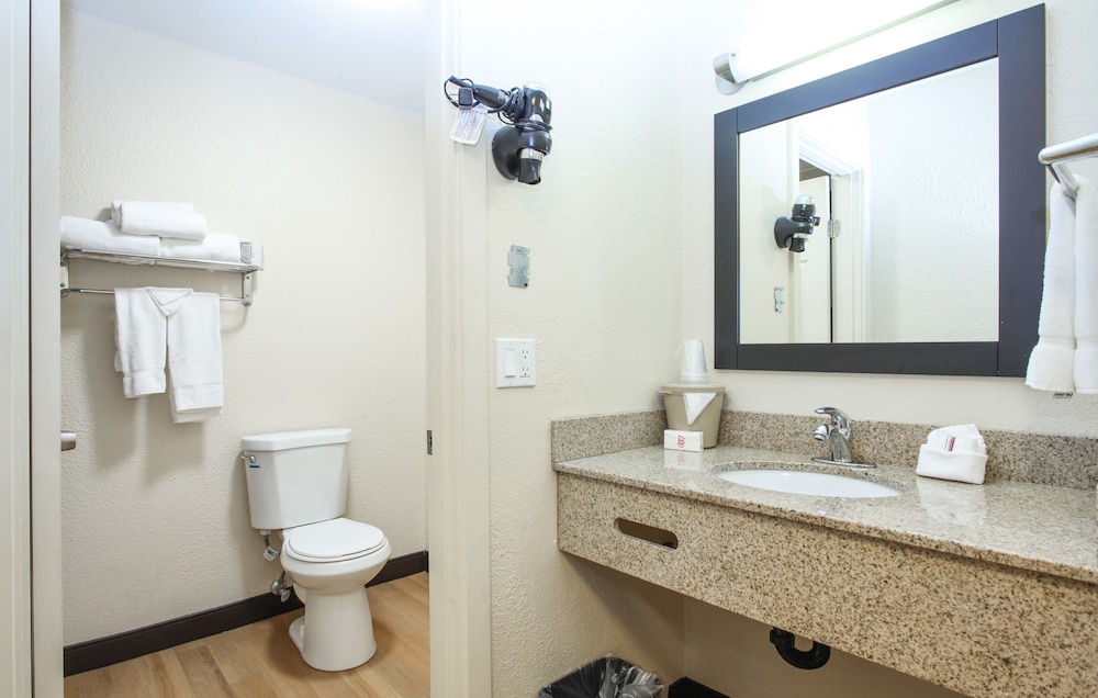 Evergreen Inn & Suites Portland - photo 4