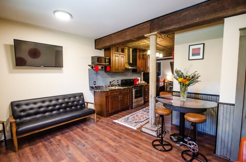 Tobacco Warehouse Inn — hotel in Port Washington