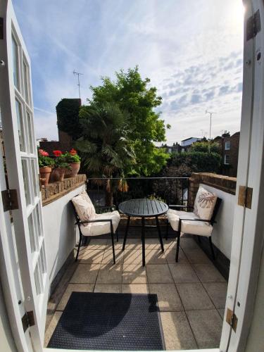 Lovely large 1 bed renovated flat w balcony & 600MB WiFi — 4-Star Luxury Hotel in London, United Kingdom