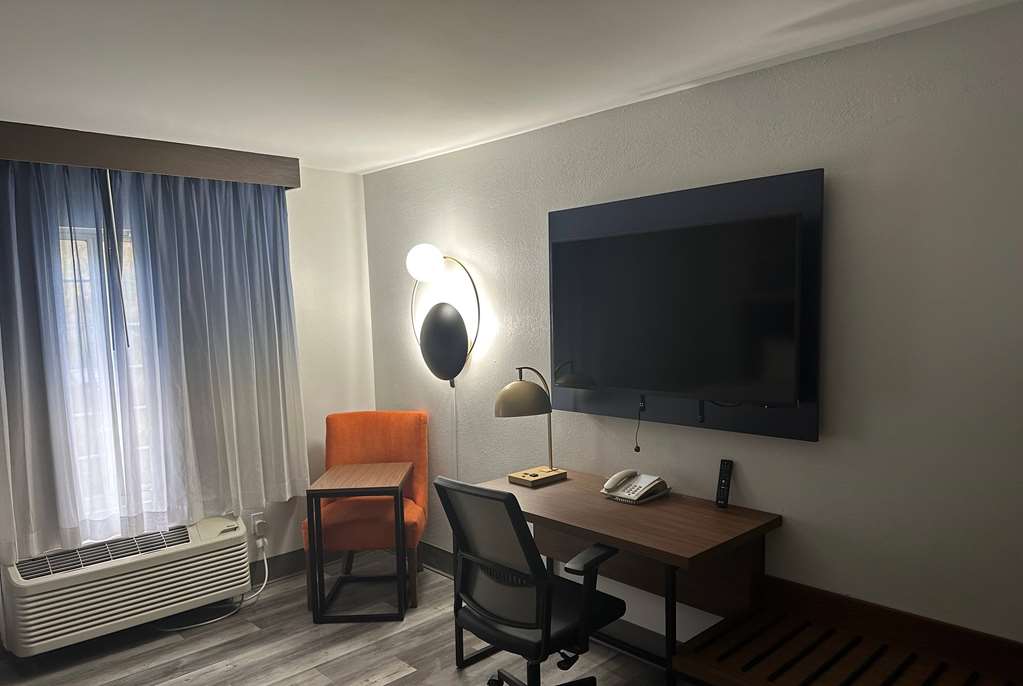 La Quinta Inn & Suites by Wyndham Birmingham Homewood - photo 10