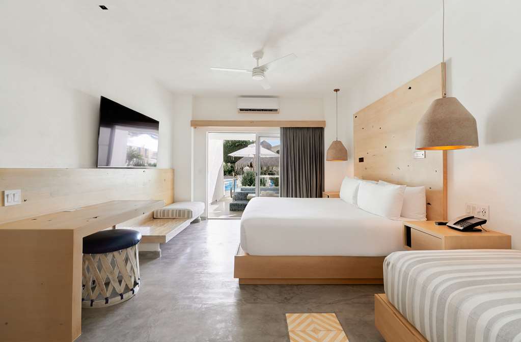 Poolside Suite Single with Jacuzzi Bahia Hotel & Beach House