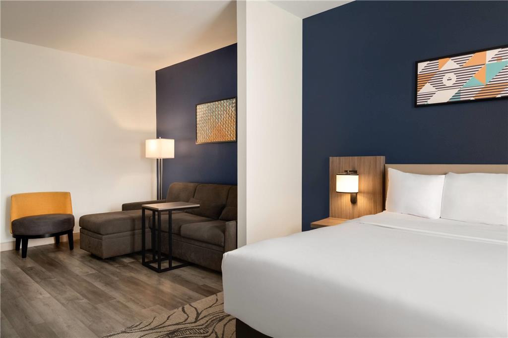La Quinta Inn & Suites by Wyndham Montgomery - photo 16