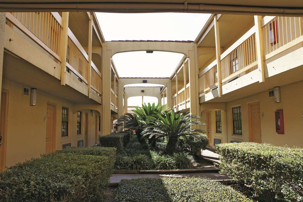 La Quinta Inn by Wyndham Clute Lake Jackson - photo 4