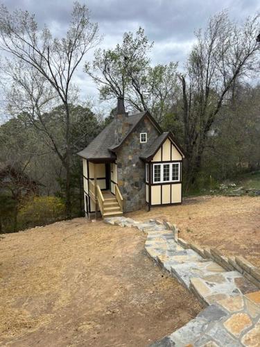 Woodland Retreat at Tudor suites in Eureka Springs, United States