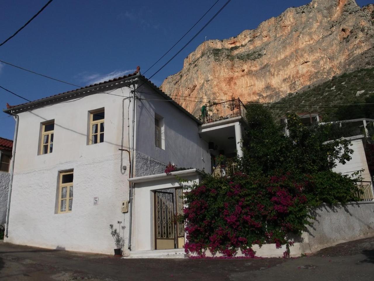 Au pied de la falaise rouge in Leonidio, Greece
