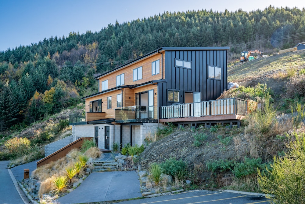 A Luckie Charm 8 Bedroom Townhouse — 4-Star Luxury Hotel in Queenstown, New Zealand