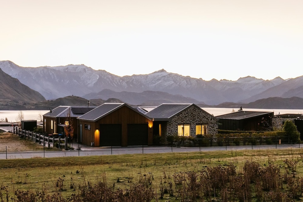 Te Moana Lake Views Sleeps 7 Wanaka in Wanaka, New Zealand