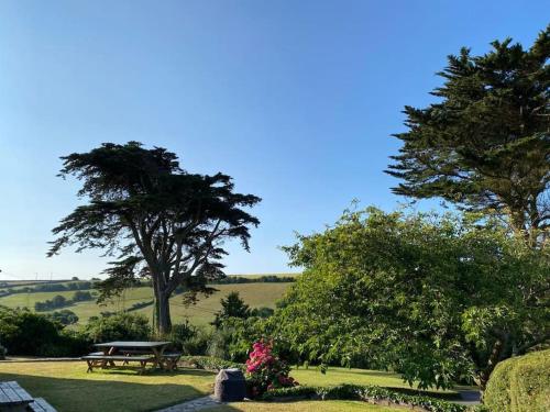 Tranquil family retreat large plot splendid view in Kingsbridge, United Kingdom