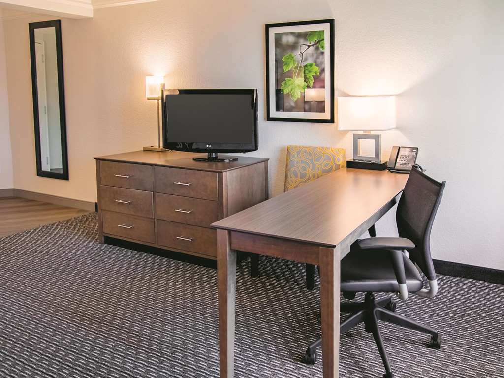 La Quinta Inn & Suites by Wyndham Fort Worth City View - photo 15