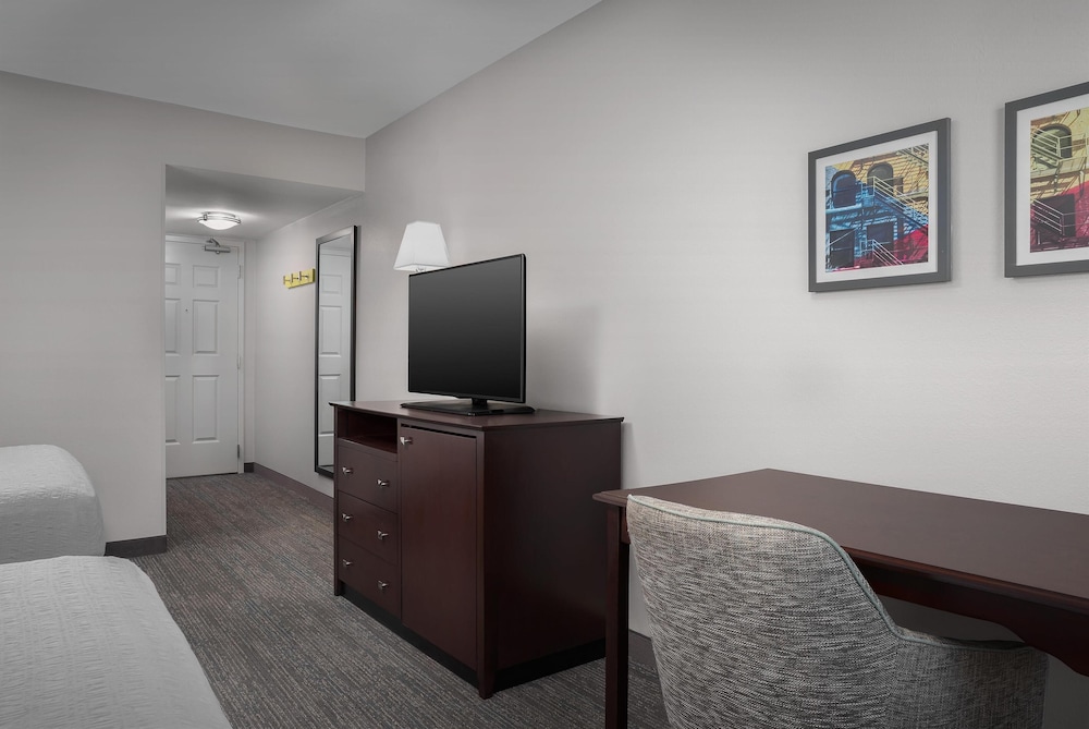 Hampton Inn & Suites Omaha Downtown - photo 7