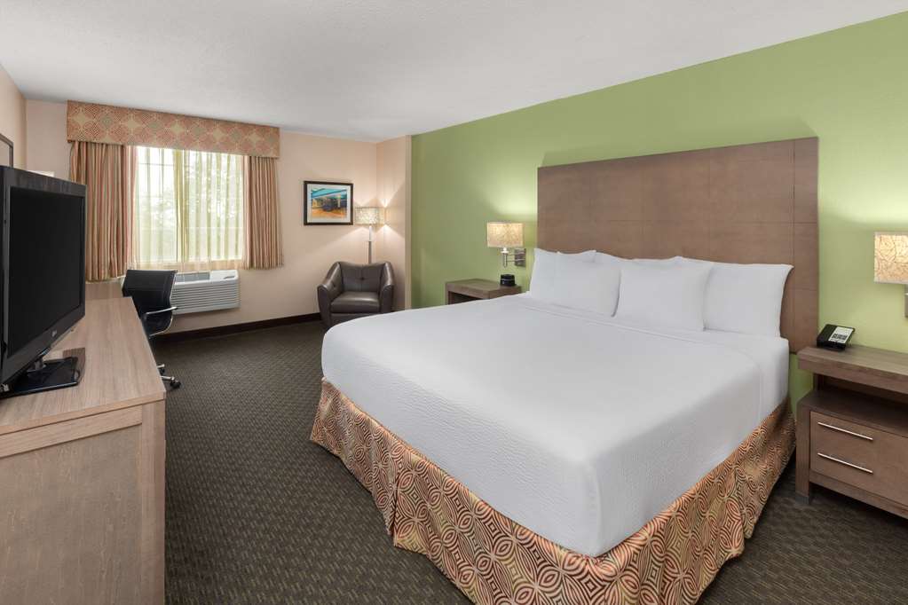 La Quinta Inn & Suites by Wyndham San Antonio Medical Ctr NW - photo 5