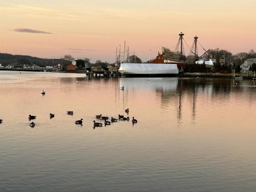 Historic Waterfront Home and Cottage — 4-Star Luxury Hotel in Groton, United States