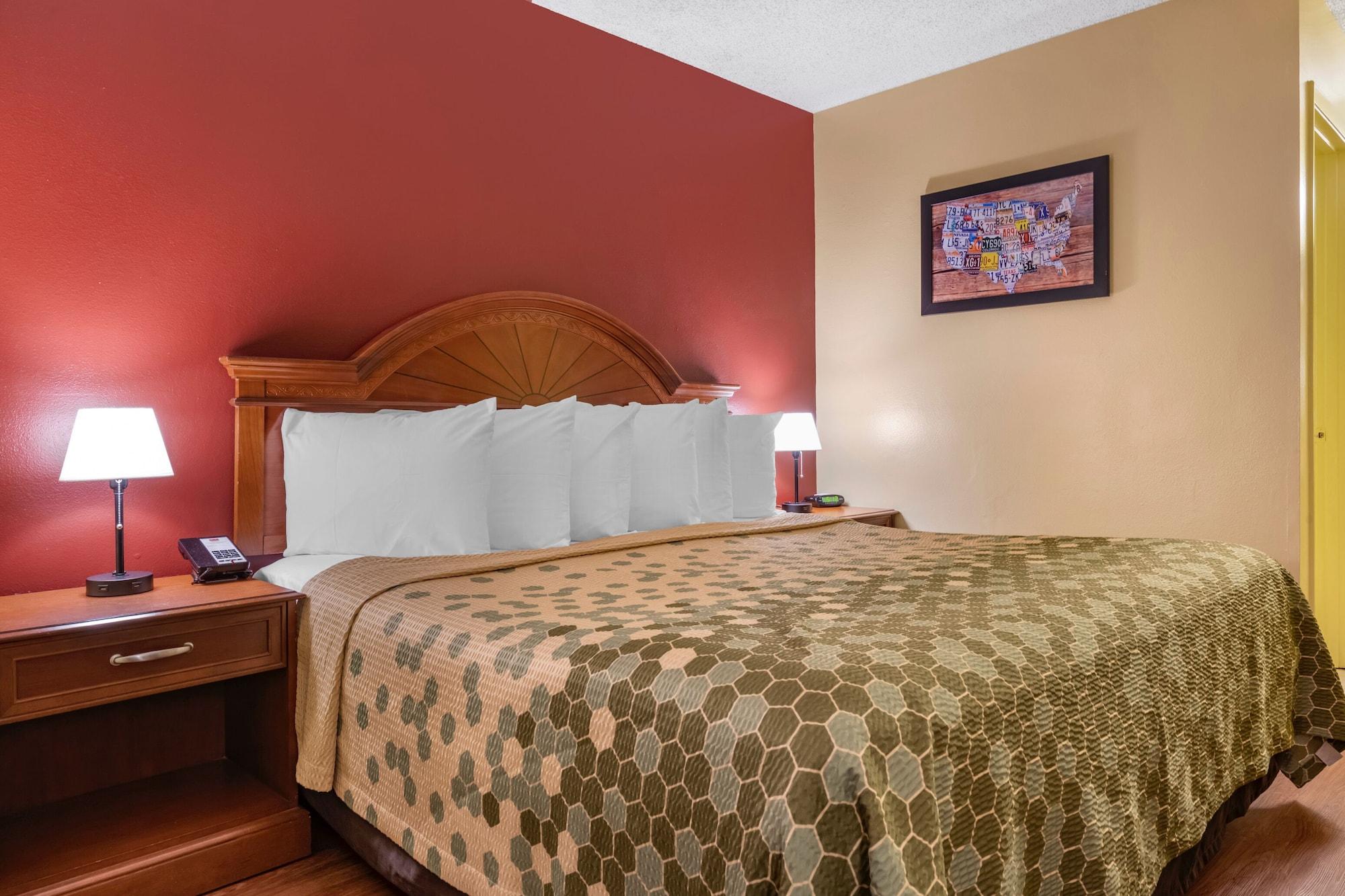 Econo Lodge Inn & Suites Maingate Central - photo 3