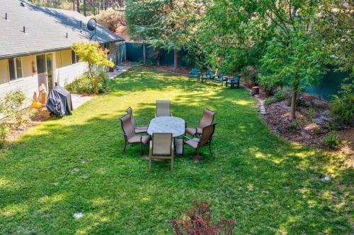Acorn House Charming house in green heaven with pool table with lovely backyard — 4-Star Luxury Hotel in Oakhurst, United States