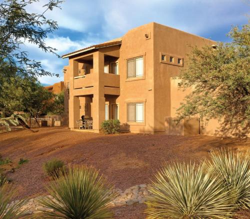 Enjoy the Oro Valley in this 1BD condo with resort amenities in Oro Valley, United States
