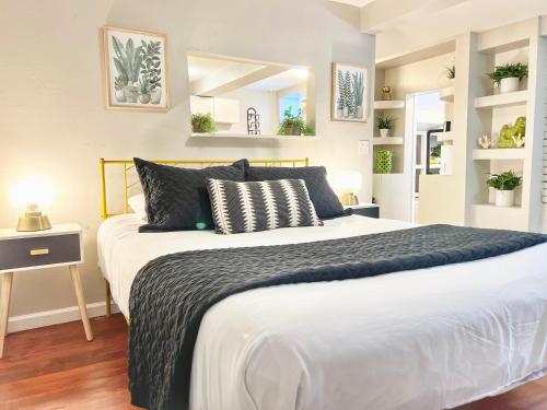 Urban Oasis near the Zoo A Central Studio for 2 — 4-Star Luxury Hotel in San Diego, United States
