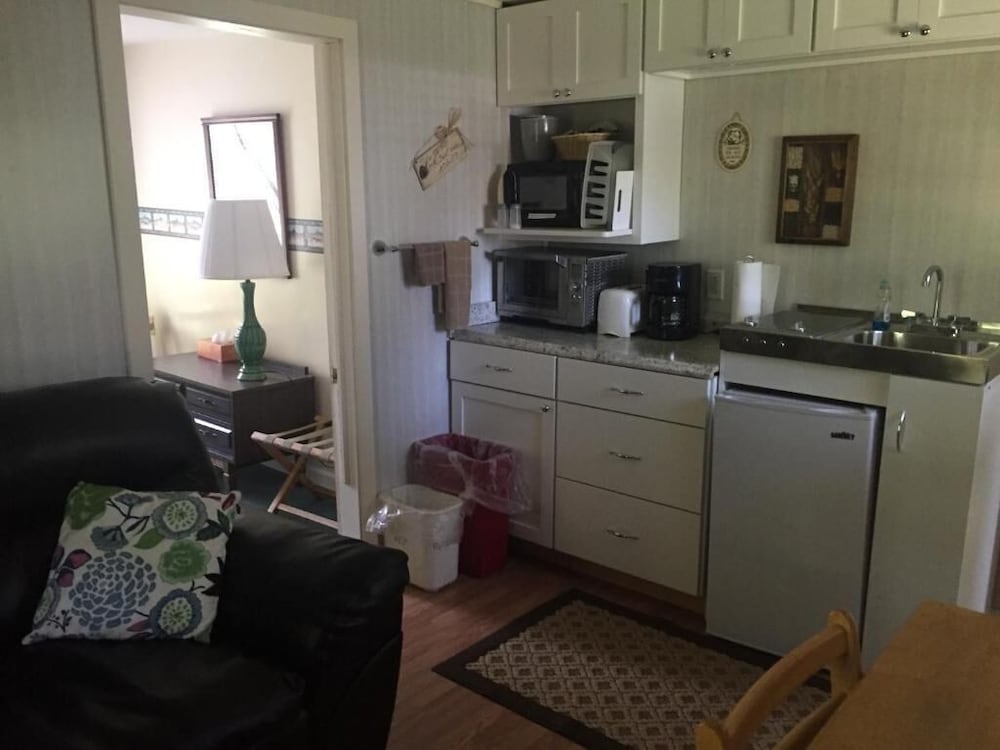 Rock Ledge Motel - photo 17