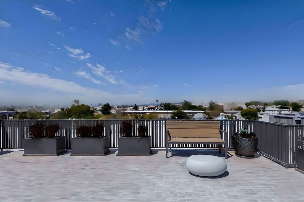 Los Angeles Premium City Suites Free Secured Parking - photo 28