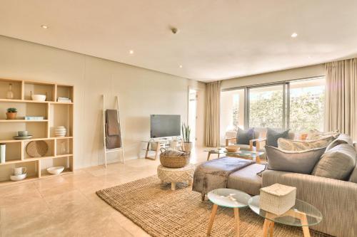 Elegant V&A Waterfront Canal Apartment