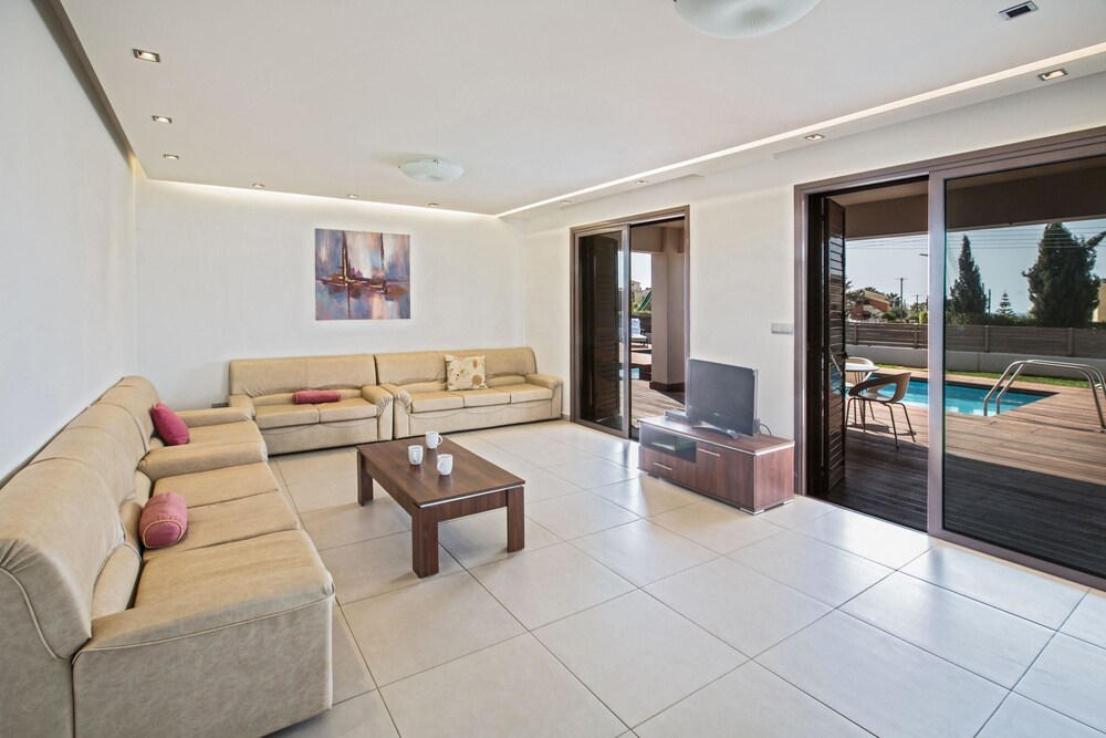 Cyprus In The Sun Celebrity Villa Hannah Murtagh 3 Gold