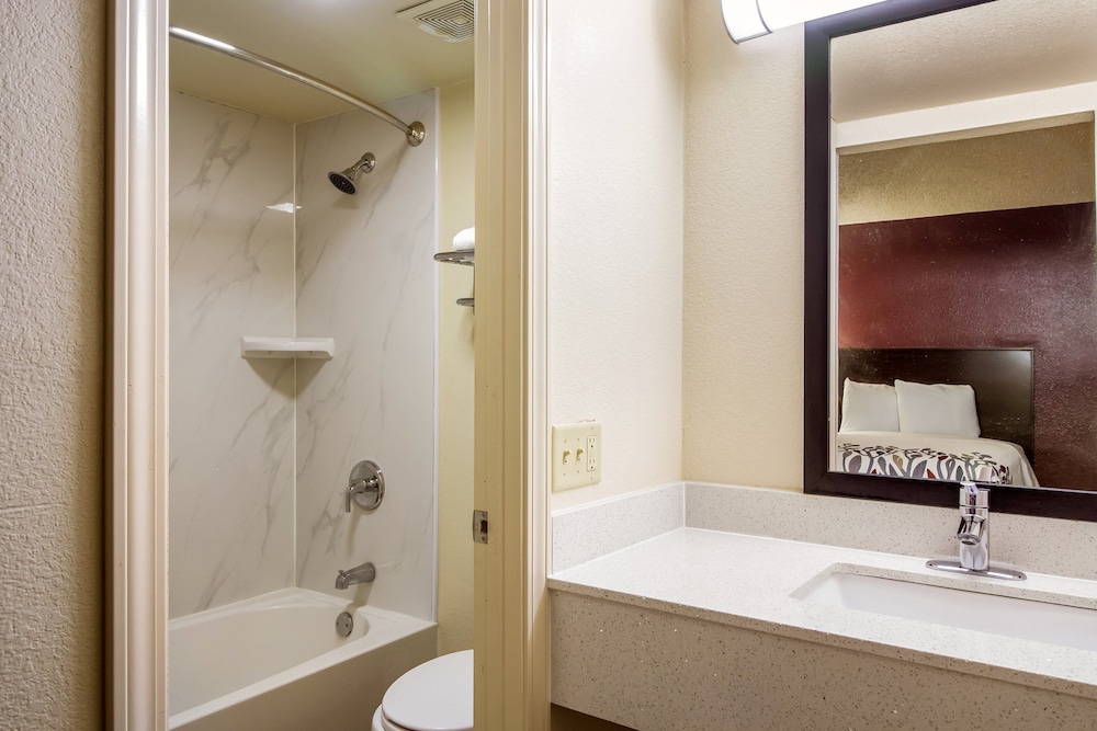 Red Roof Inn Houston East I 10 - photo 21