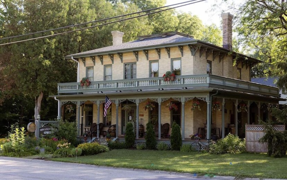 Iron Amethyst Inn Boutique Hotel — 4-Star Luxury Hotel in Mazomanie, United States