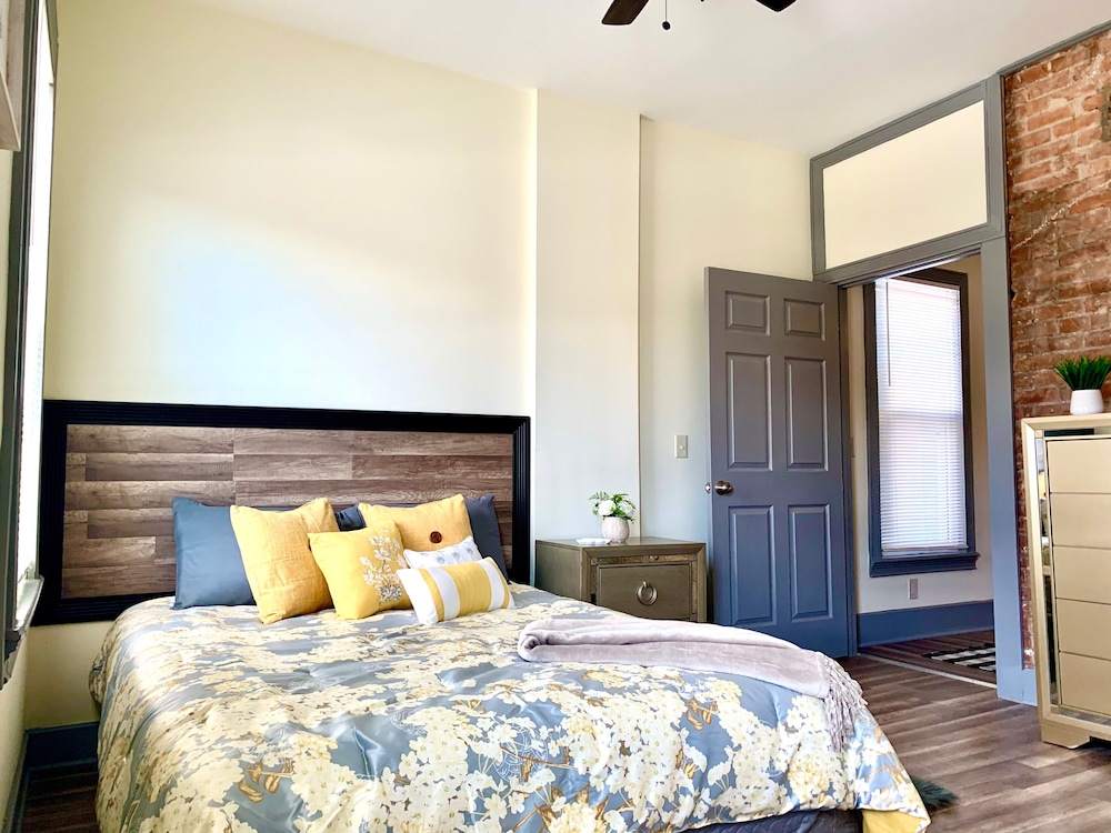 The Iron Scow With Private Yard & Parking Near Falls & Casino by Niagara Hospitality - photo 4