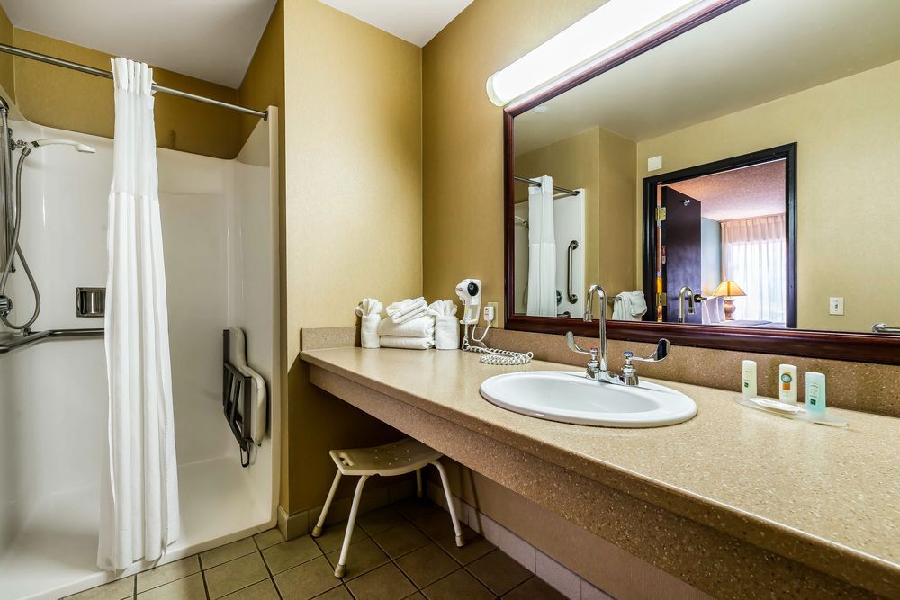Quality Suites Downtown Colorado Springs - photo 3