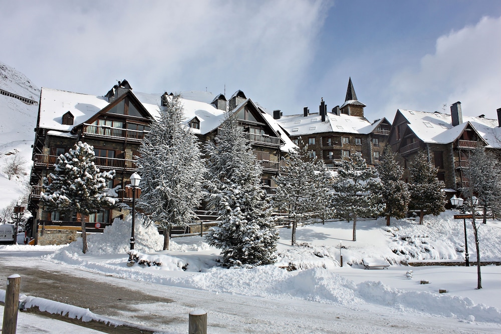 Baqueira Apartamentos Cota 1700 — 4-Star Luxury Hotel in Vielha, Spain